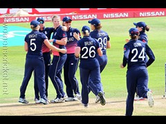 170718_069-Anya Shrubsole-Eng+team-Eng