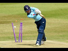 190702_072-Sarah Taylor-Eng bowled