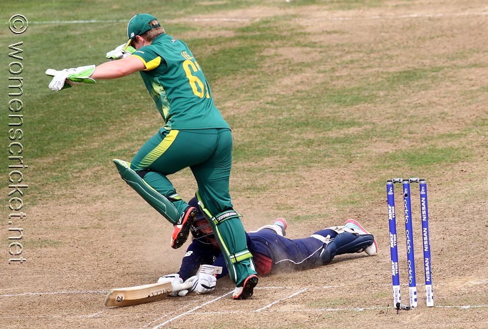 [Lizelle Lee avoids Tammy Beaumont] � Don Miles